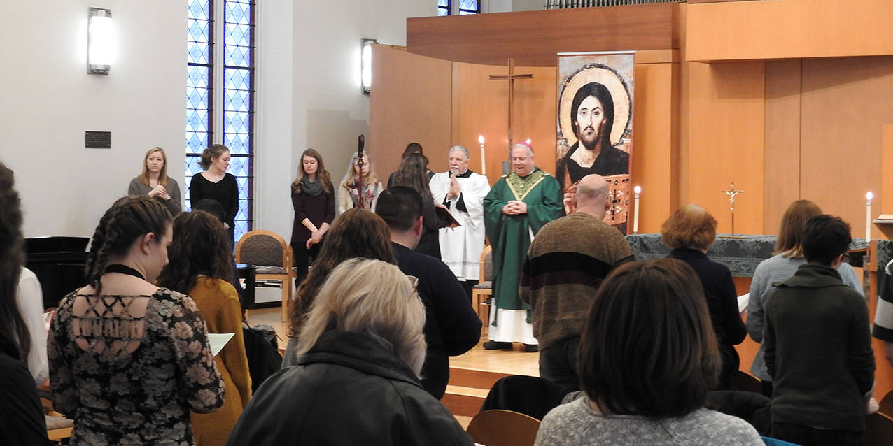 Bishop Perez celebrates Mass, breaks bread, shares stories with Baldwin Wallace Newman Catholic Student Association