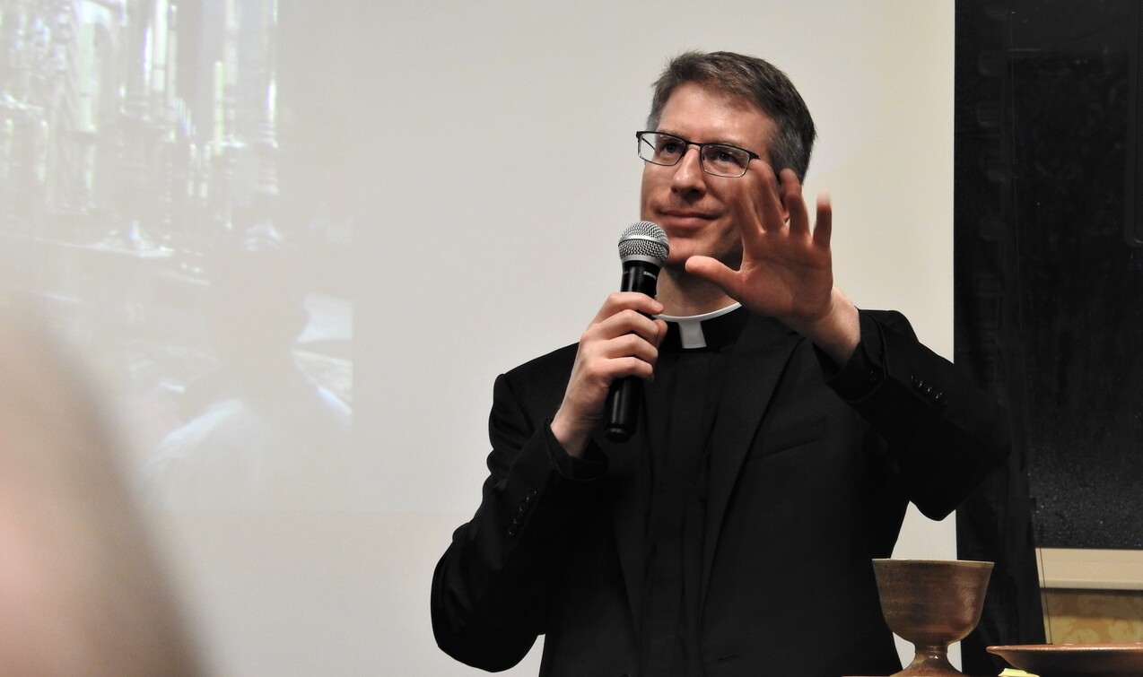 Theology on the Rocks group learns about the paschal triduum